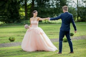 Hochzeit von Tine und Philipp in Münster: Brautpaar tanzt auf der Wiese