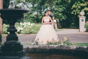 Hochzeit von Tine und Philipp in Münster: Paar steht hinter einem Brunnen