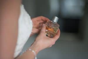 Hochzeitsfotograf Münster - Braut hält Parfüm