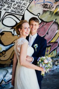 Hochzeitsfotograf Münster - Brautpaar vor Wand