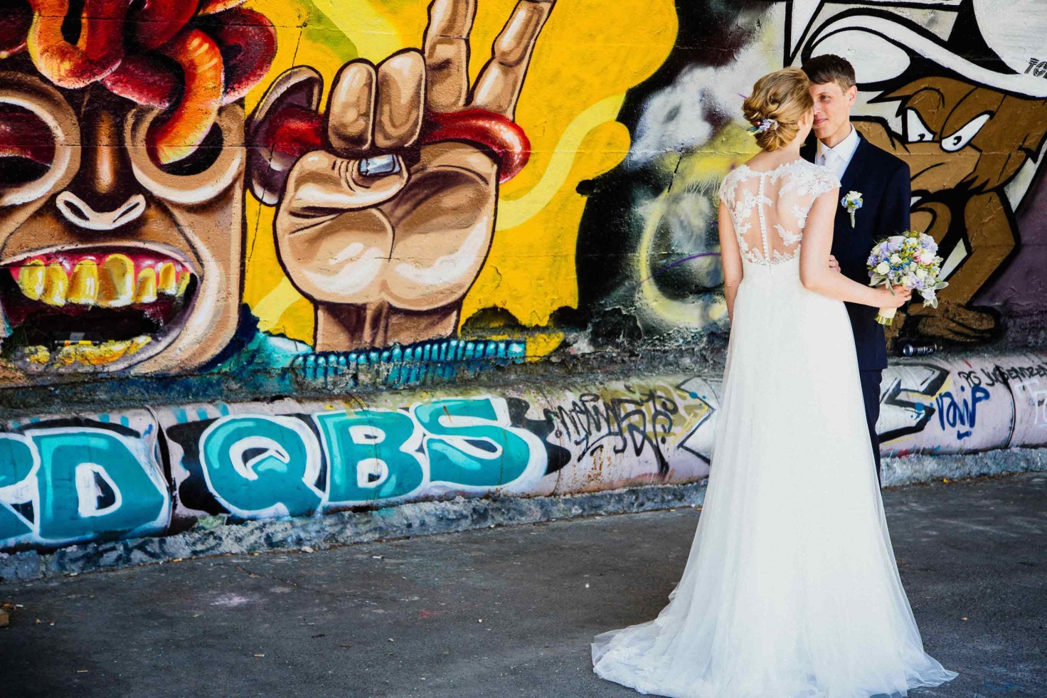 Hochzeitsfotograf Münster - Brautpaar vor Graffity