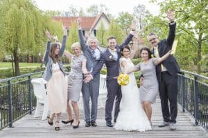 Hochzeit von Jannine und Christian in Münster: Brautpaar mit der Familie
