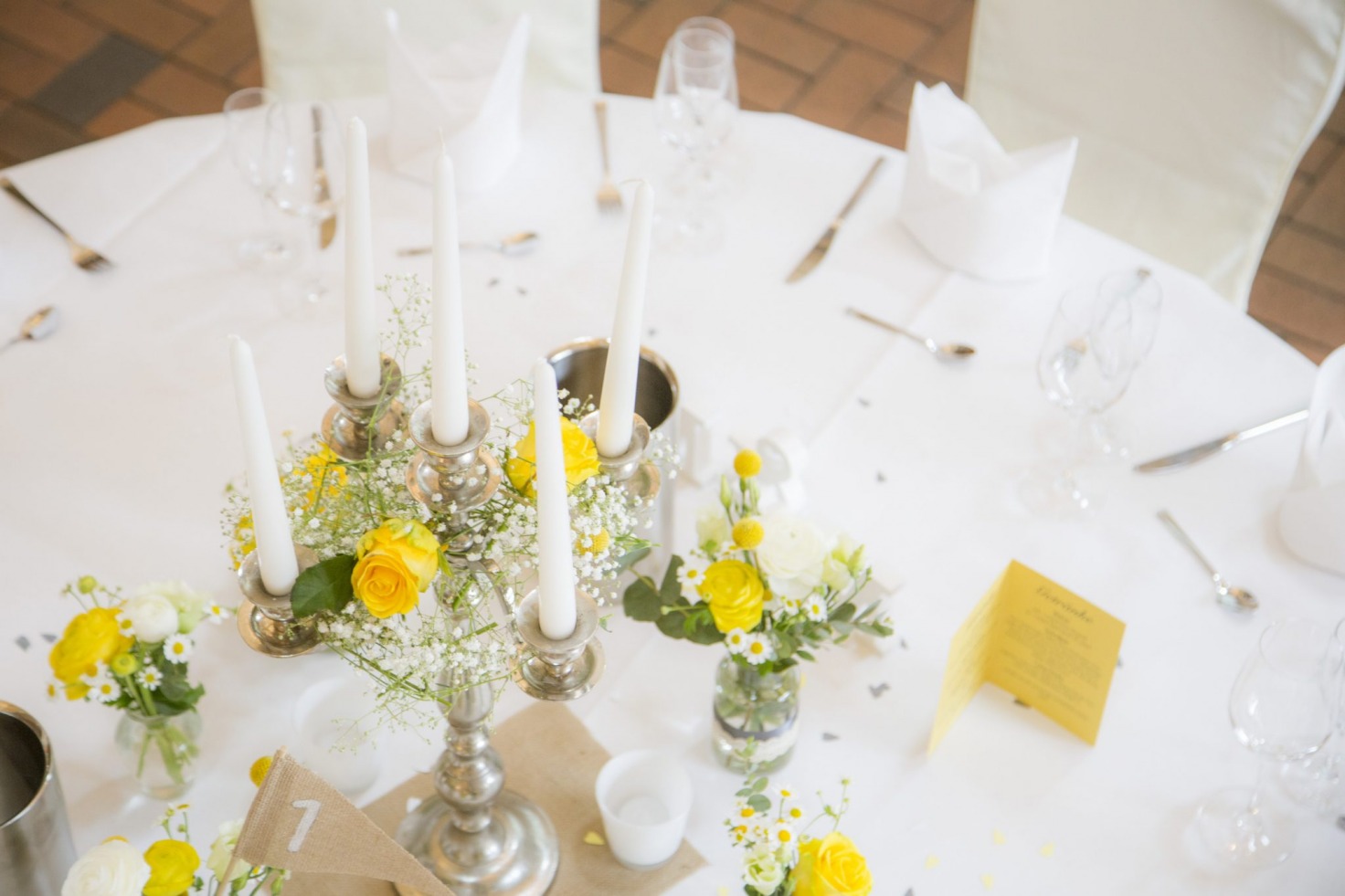 Hochzeit von Jannine und Christian in Münster: Kerzenständer auf dem Hochzeitstisch
