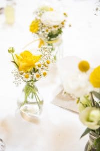 Hochzeit von Jannine und Christian in Münster: Gelbe Rosen auf den Tisch