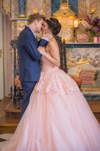 Hochzeit von Tine und Phillip in Münster: Bräutigam küsst die Braut