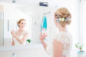 Hochzeitsfotograf Münster - Braut vor dem Spiegel