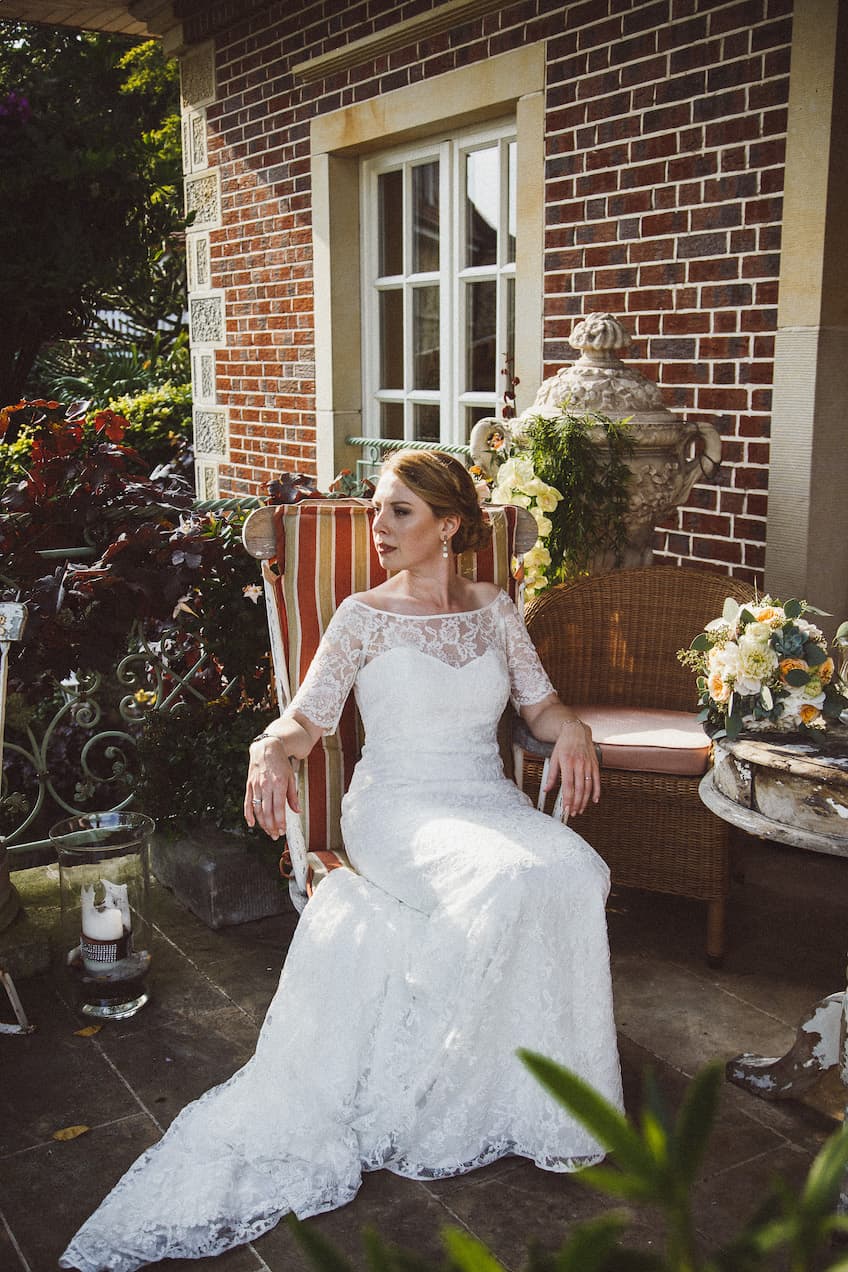 Hochzeit von Jennifer und Stefan in Münster: Braut die auf einem Stuhl sitzt und in die Ferne schaut