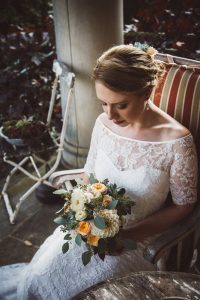 Hochzeit von Jennifer und Stefan in Münster: Braut die auf ihren Brautstrauß schaut