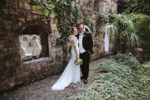 Hochzeit von Jennifer und Stefan in Münster: Brautpaar haben sich im Arm und lächeln
