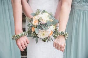 Hochzeit von Jennifer und Stefan in Münster: Brautstrauß und Blumenkränze der Trauzeuginnen