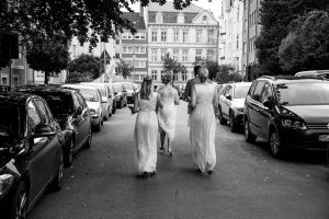 Hochzeit von Jennifer und Stefan in Münster: Braut mit ihren Freundinnen