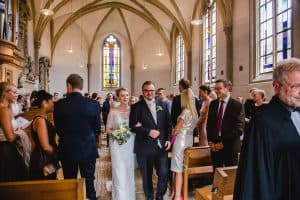 Hochzeit von Jennifer und Stefan in Münster: Auszug des Brautpaares aus der Kirche