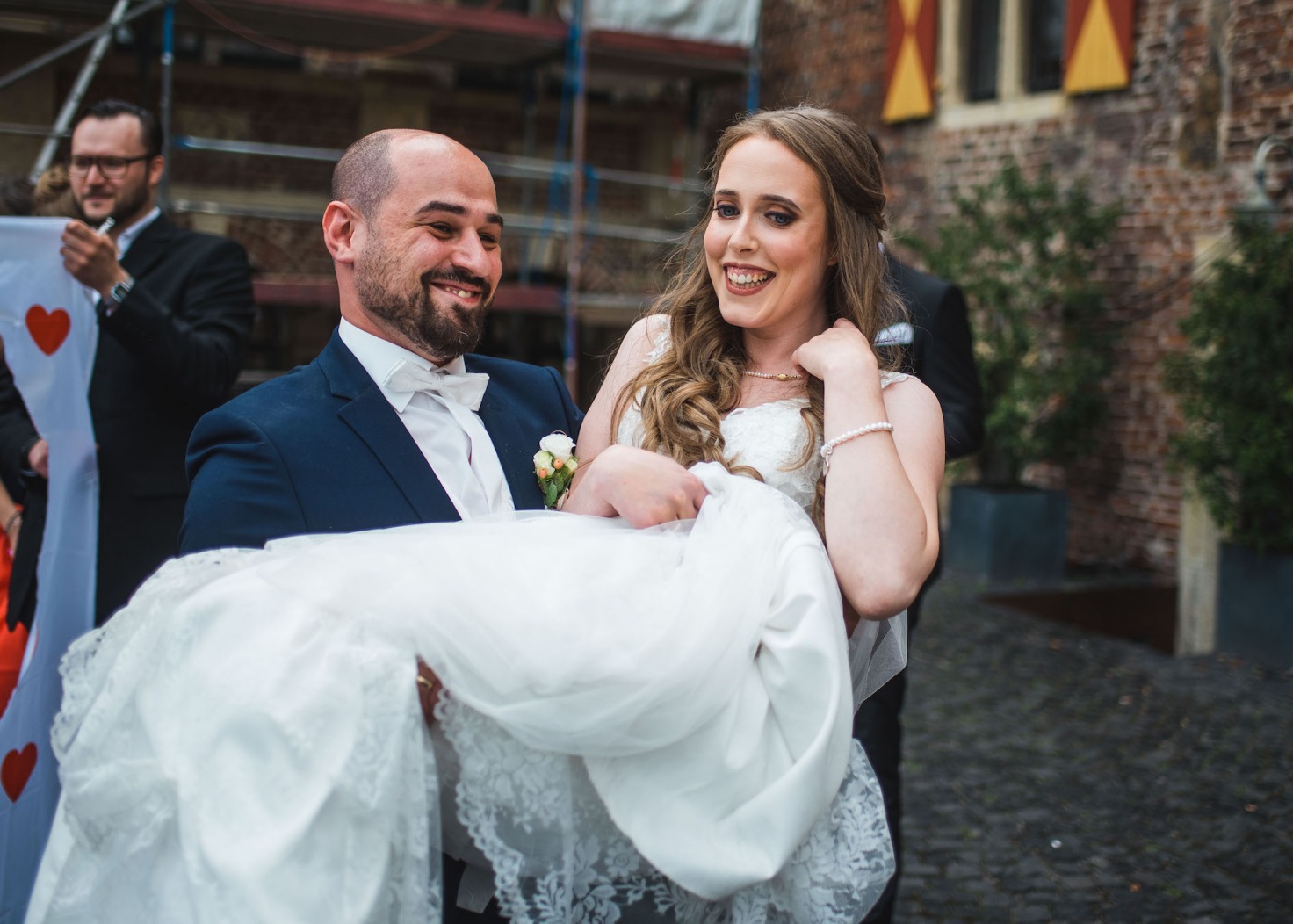 Hochzeitsfotograf Münster - Braut im Arm