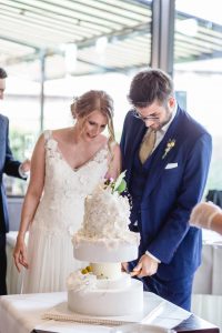 Hochzeit von Laura und Marco in Münster: Brautpaar schneidet gemeinsam die Hochzeitstorte an