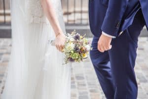 Hochzeit von Laura und Marco in Münster: Brautpaar steht sich gegenüber