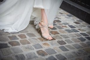 Hochzeit von Laura und Marco in Münster: Braut zeigt ihre Brautschuhe