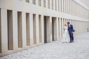 Hochzeit von Laura und Marco in Münster: Brautpaar küsst sich