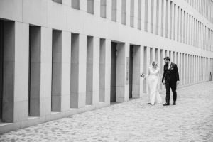 Hochzeit von Laura und Marco in Münster: Brautpaar geht Hand in Hand