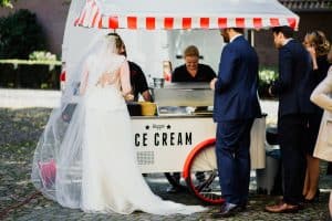 Hochzeit von Laura und Marco in Münster: Brautpaar vor dem Eiswagen