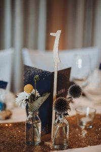 Hochzeit von Sabrina und Michael in Münster: Tischdekoration mit Blumen