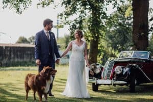 Hochzeit von Laura und Marco in Münster: Brautpaar geht mit Hund spazieren