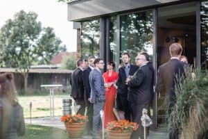 Hochzeit von Laura und Marco in Münster: Hochzeitsgäste, die sich unterhalten