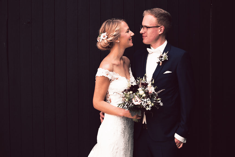 Hochzeitsfotograf Münster - Brautpaar mit Blumenstrauss